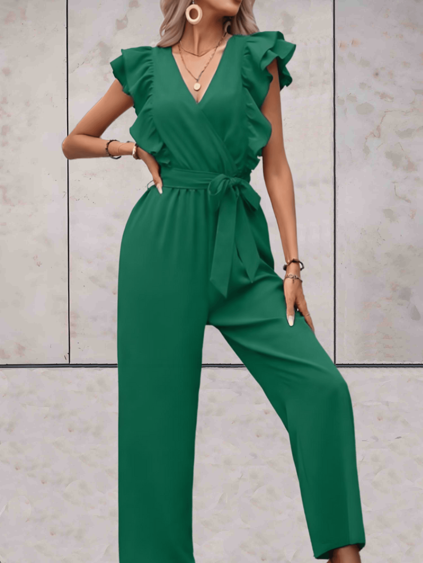 Blair | Mooi passende jumpsuit met korte mouwen met ruches, lage v-uitsnijding en ontwerp met riemstrik