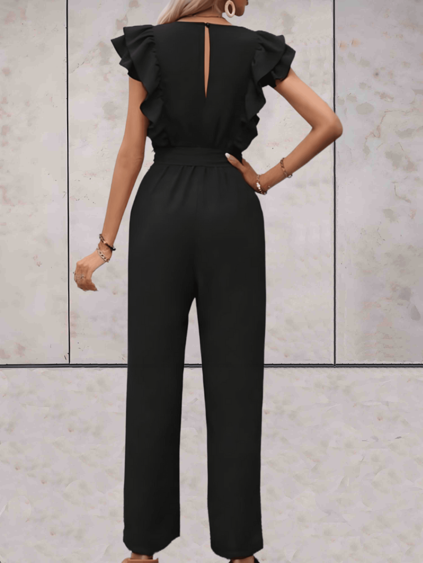 Blair | Mooi passende jumpsuit met korte mouwen met ruches, lage v-uitsnijding en ontwerp met riemstrik