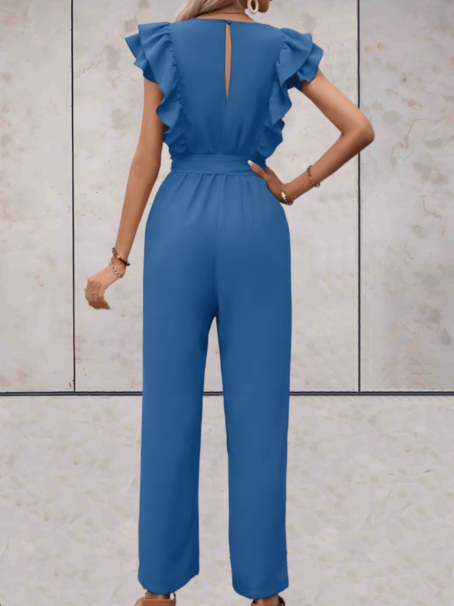 Blair | Mooi passende jumpsuit met korte mouwen met ruches, lage v-uitsnijding en ontwerp met riemstrik