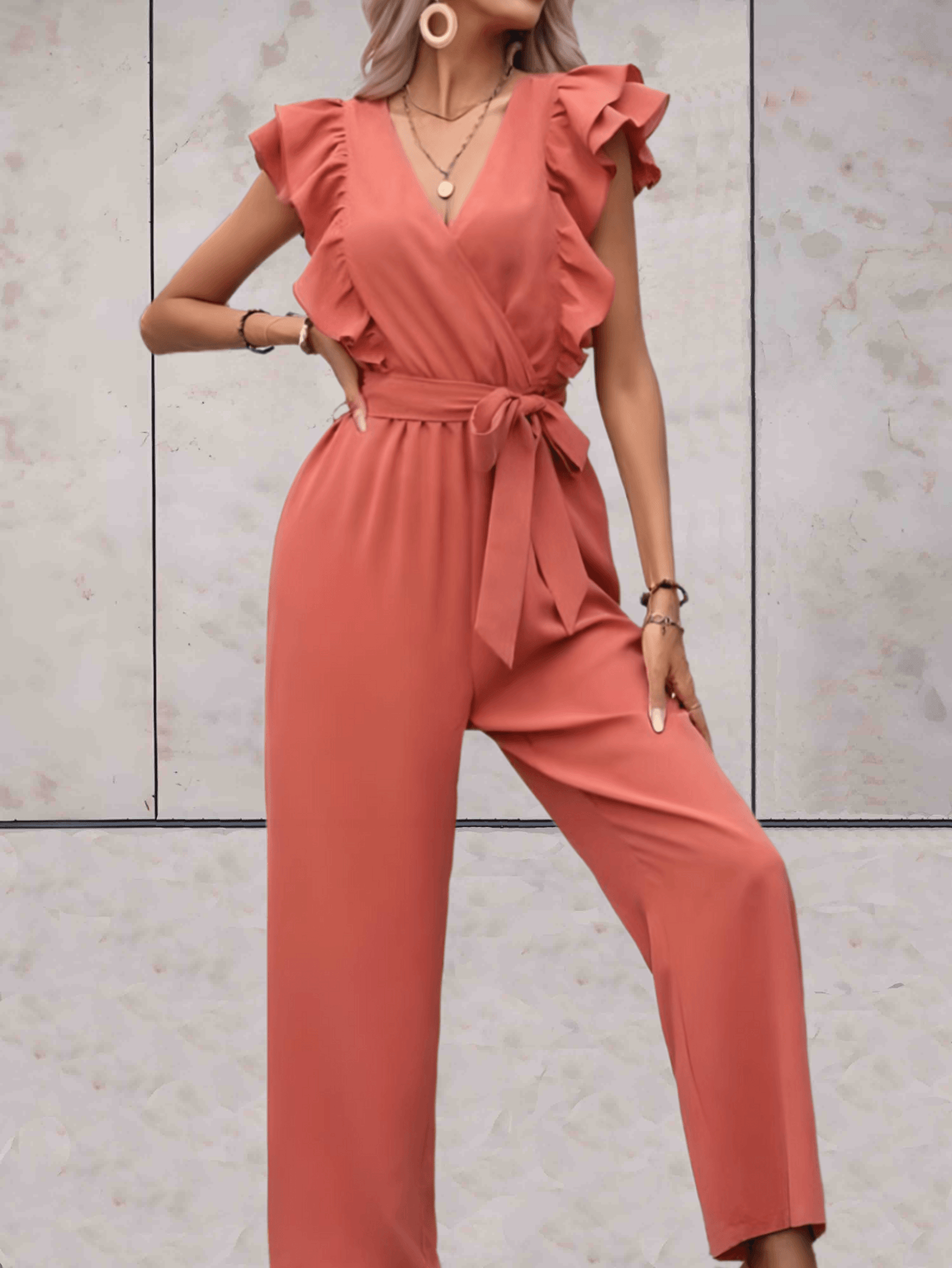 Blair | Mooi passende jumpsuit met korte mouwen met ruches, lage v-uitsnijding en ontwerp met riemstrik
