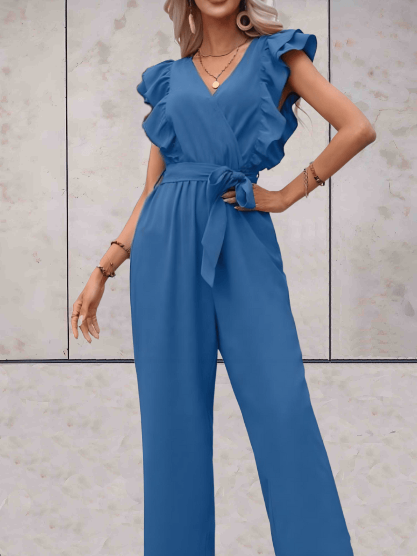 Blair | Mooi passende jumpsuit met korte mouwen met ruches, lage v-uitsnijding en ontwerp met riemstrik