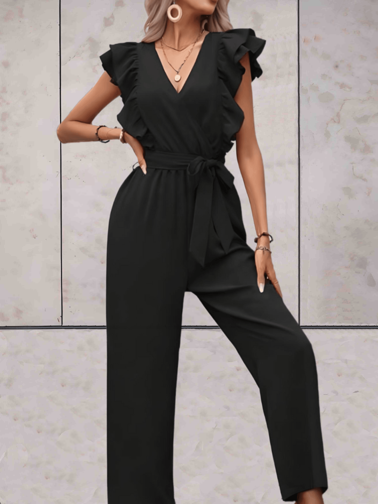 Blair | Mooi passende jumpsuit met korte mouwen met ruches, lage v-uitsnijding en ontwerp met riemstrik