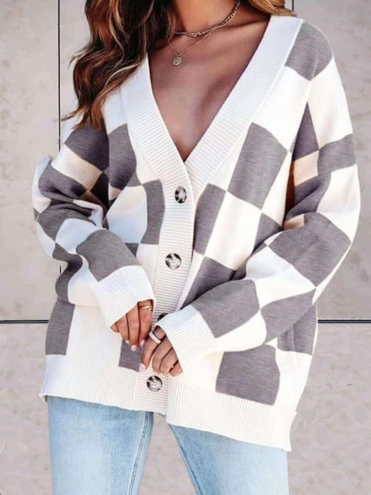 Dawn | Kleurcontrasterende gebreide trui met V-hals en knoopsluiting