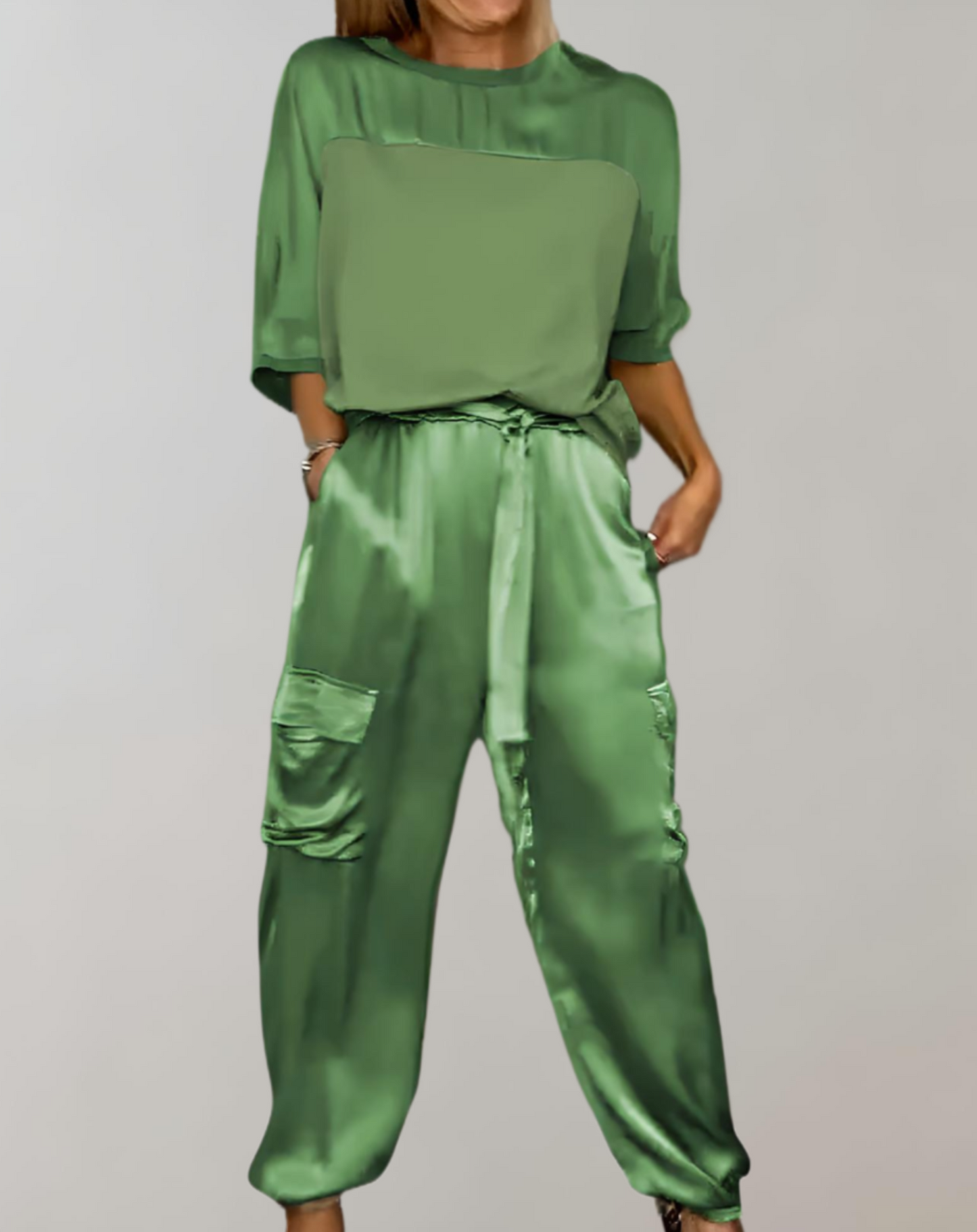 Dinah | 2-delige set van elegante satijnen top met 3/4 mouwen gecombineerd met satijnen cargo broek