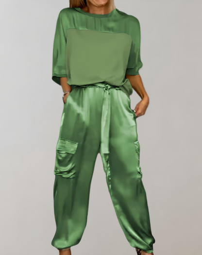 Dinah | 2-delige set van elegante satijnen top met 3/4 mouwen gecombineerd met satijnen cargo broek