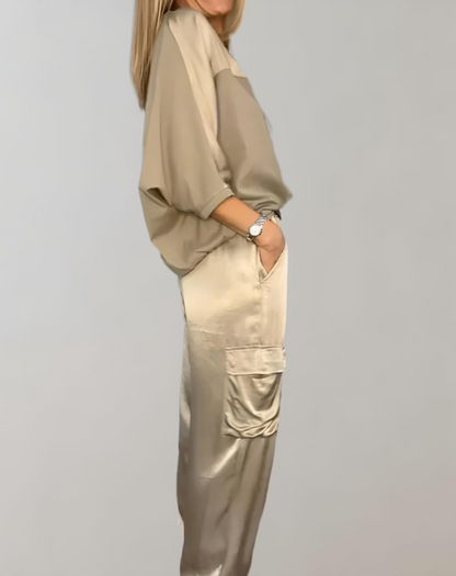 Dinah | 2-delige set van elegante satijnen top met 3/4 mouwen gecombineerd met satijnen cargo broek