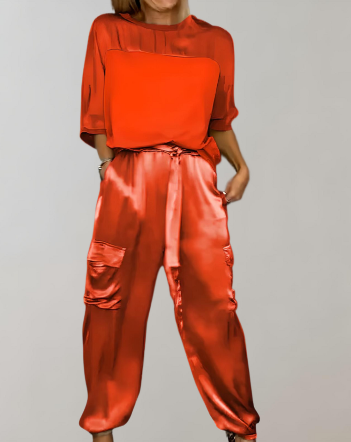 Dinah | 2-delige set van elegante satijnen top met 3/4 mouwen gecombineerd met satijnen cargo broek