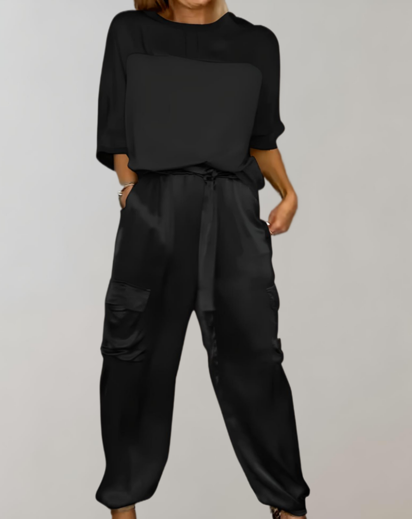 Dinah | 2-delige set van elegante satijnen top met 3/4 mouwen gecombineerd met satijnen cargo broek