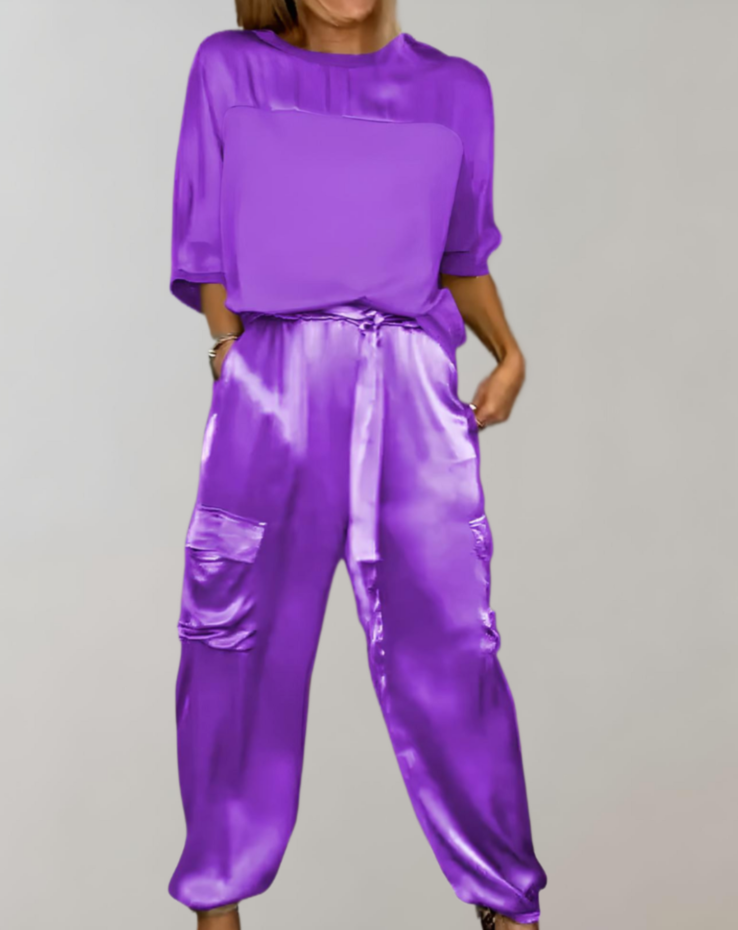 Dinah | 2-delige set van elegante satijnen top met 3/4 mouwen gecombineerd met satijnen cargo broek