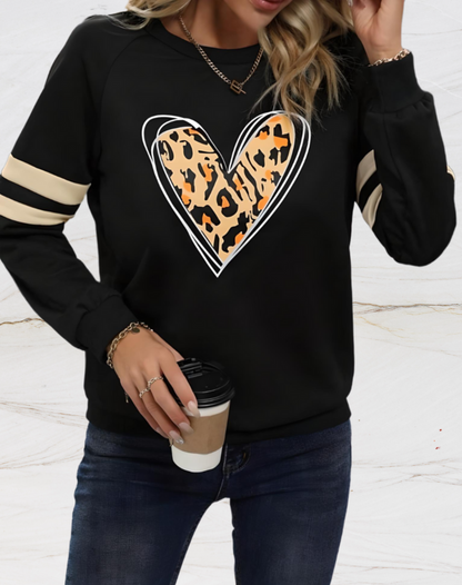 Dorothy | Oversized trui met willekeurige luipaardprint en twee horizontale witte lijnen op de mouwen