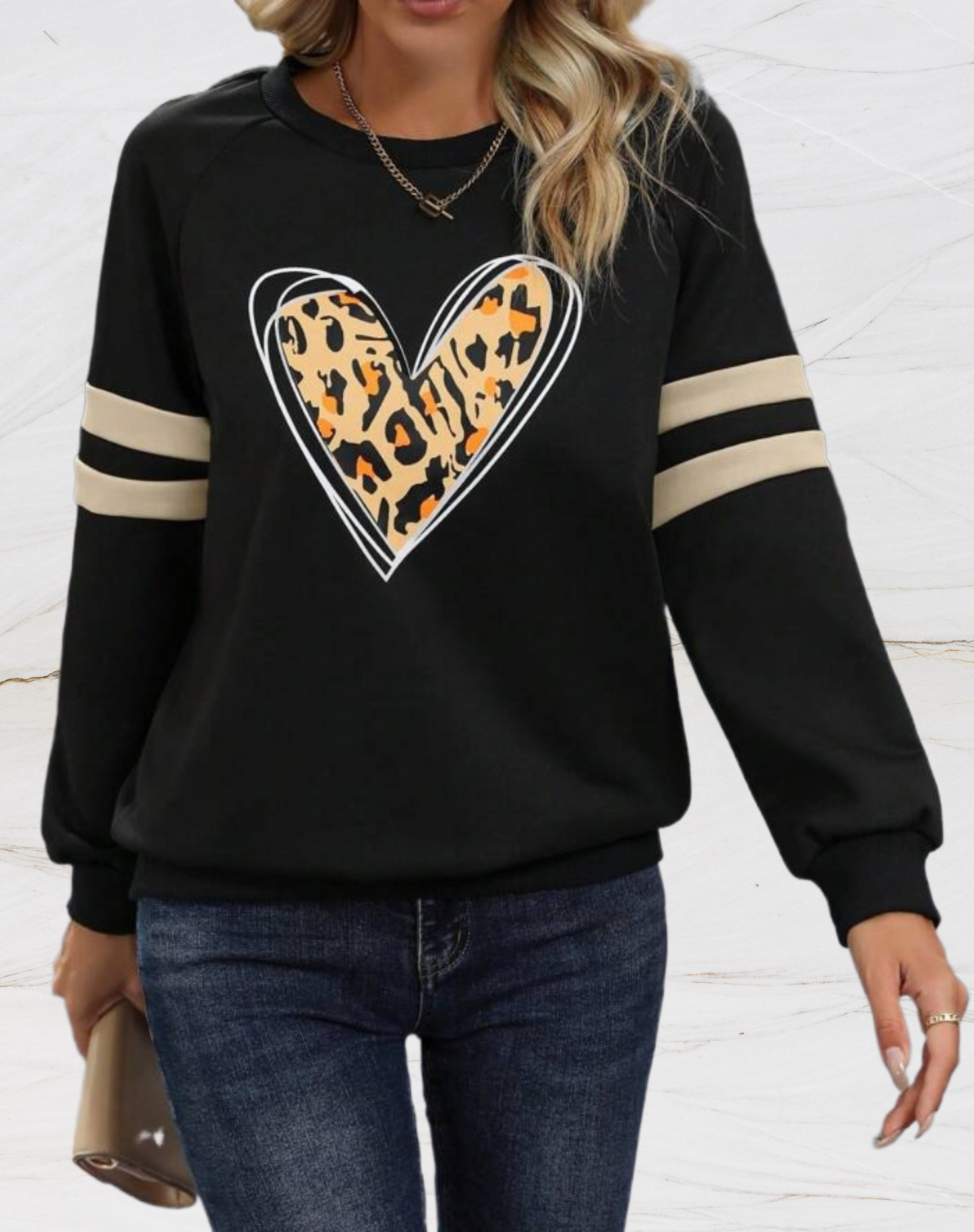 Dorothy | Oversized trui met willekeurige luipaardprint en twee horizontale witte lijnen op de mouwen
