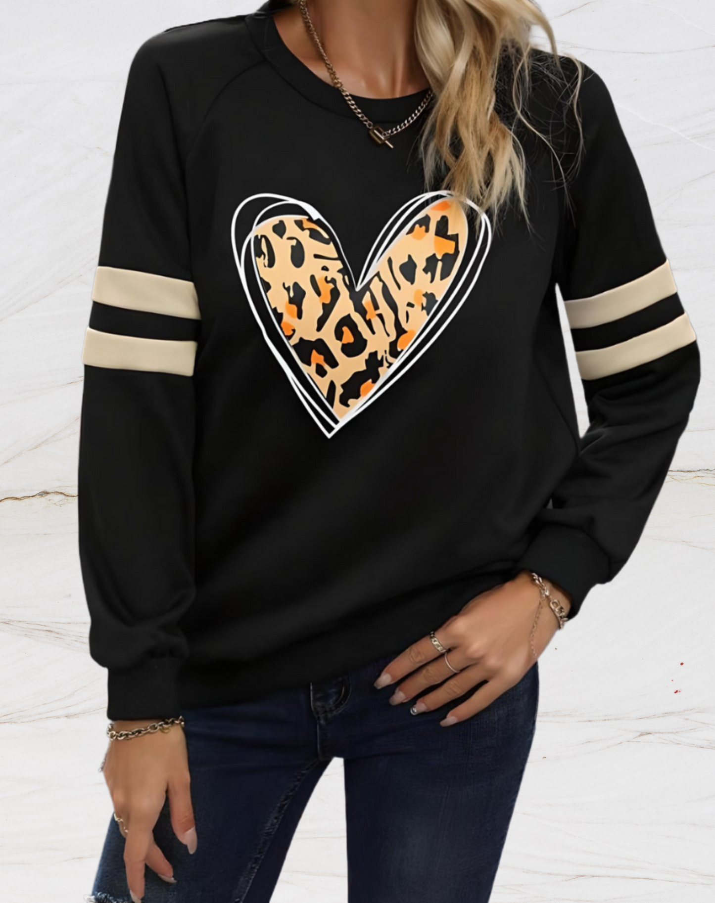 Dorothy | Oversized trui met willekeurige luipaardprint en twee horizontale witte lijnen op de mouwen