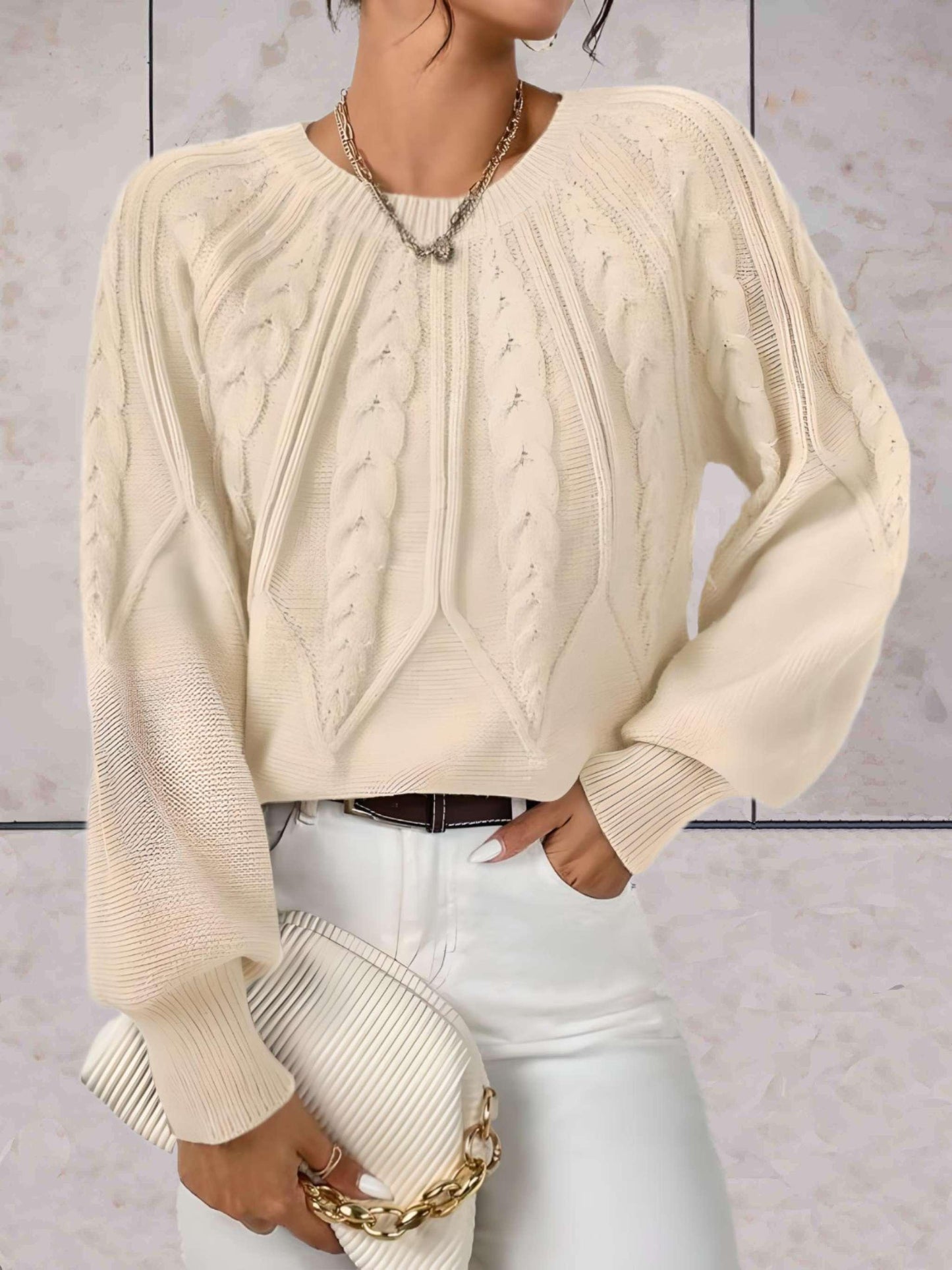 Elliana - Mooi aansluitende gebreide trui met knoopmotieven op voor- en achterpand