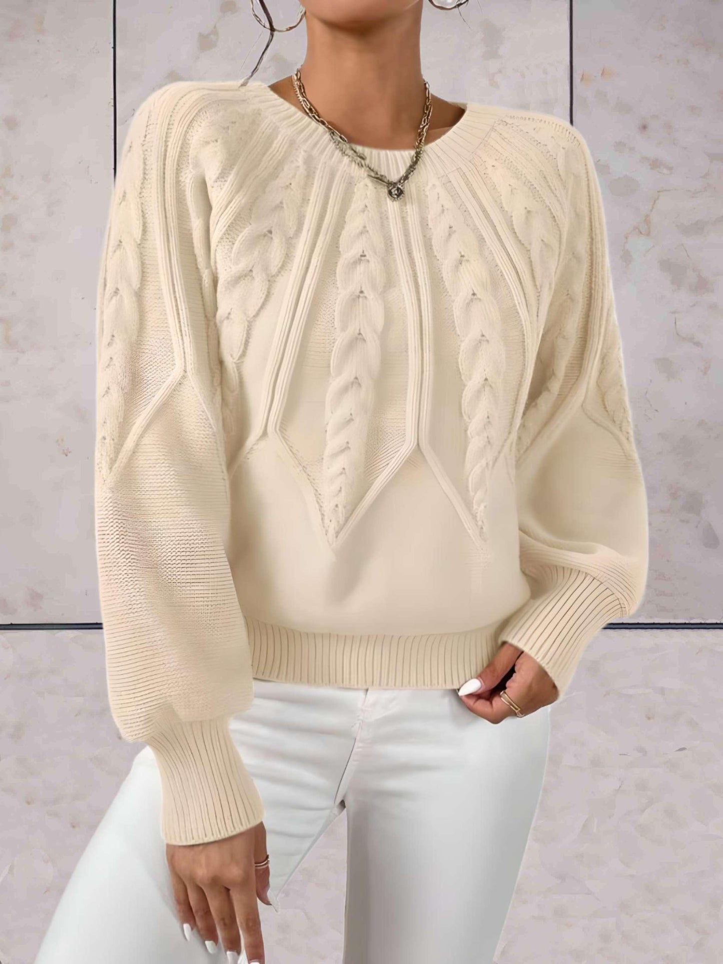 Elliana - Mooi aansluitende gebreide trui met knoopmotieven op voor- en achterpand