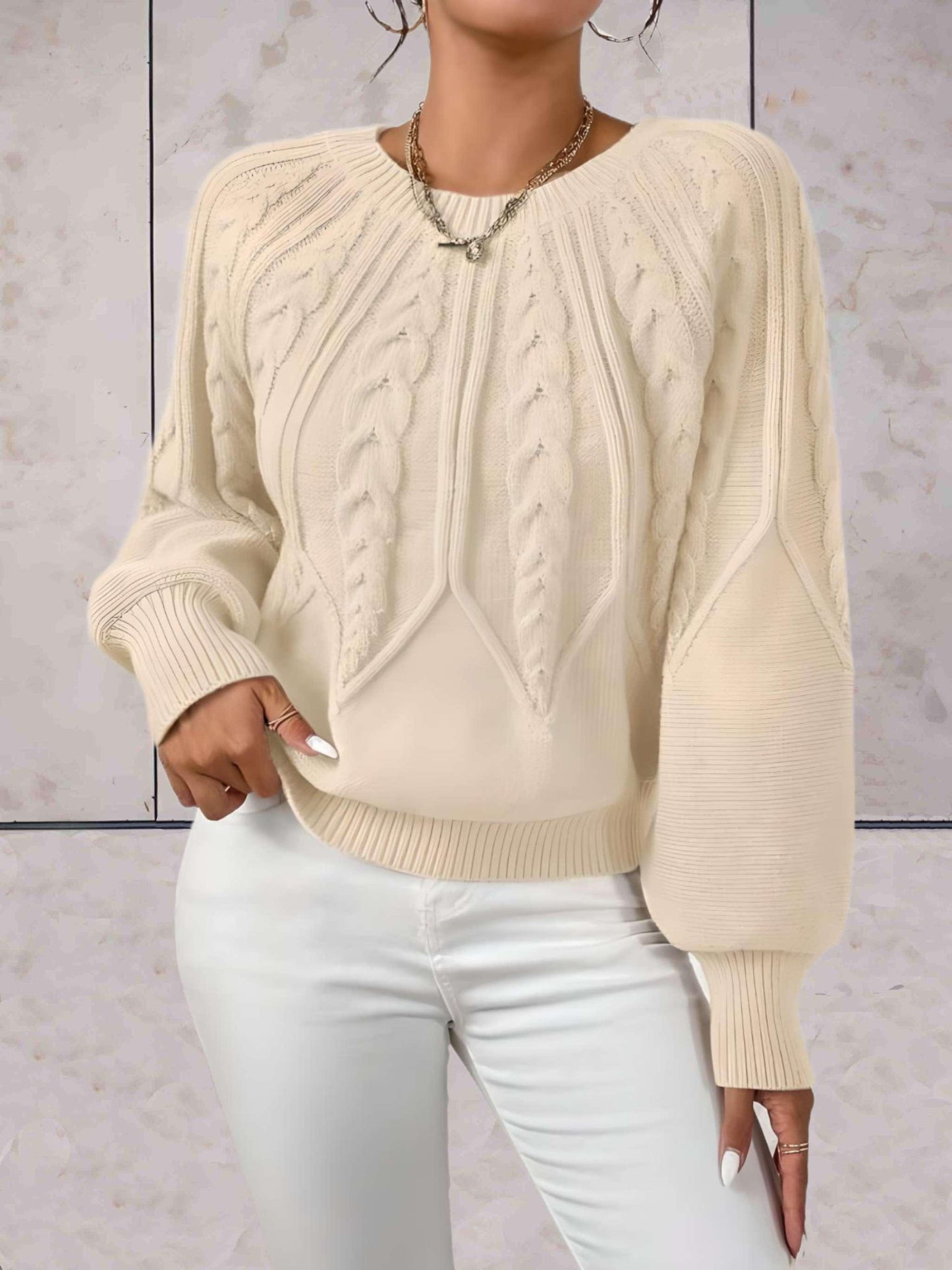 Elliana - Mooi aansluitende gebreide trui met knoopmotieven op voor- en achterpand