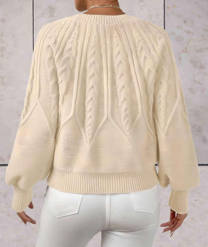 Elliana - Mooi aansluitende gebreide trui met knoopmotieven op voor- en achterpand