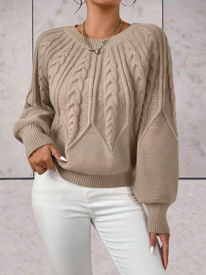 Elliana - Mooi aansluitende gebreide trui met knoopmotieven op voor- en achterpand