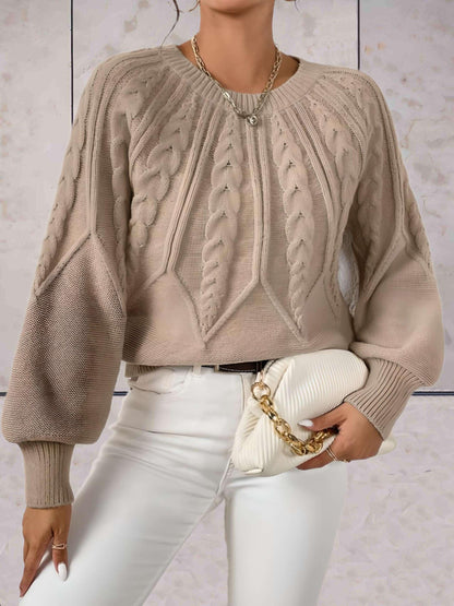 Elliana - Mooi aansluitende gebreide trui met knoopmotieven op voor- en achterpand