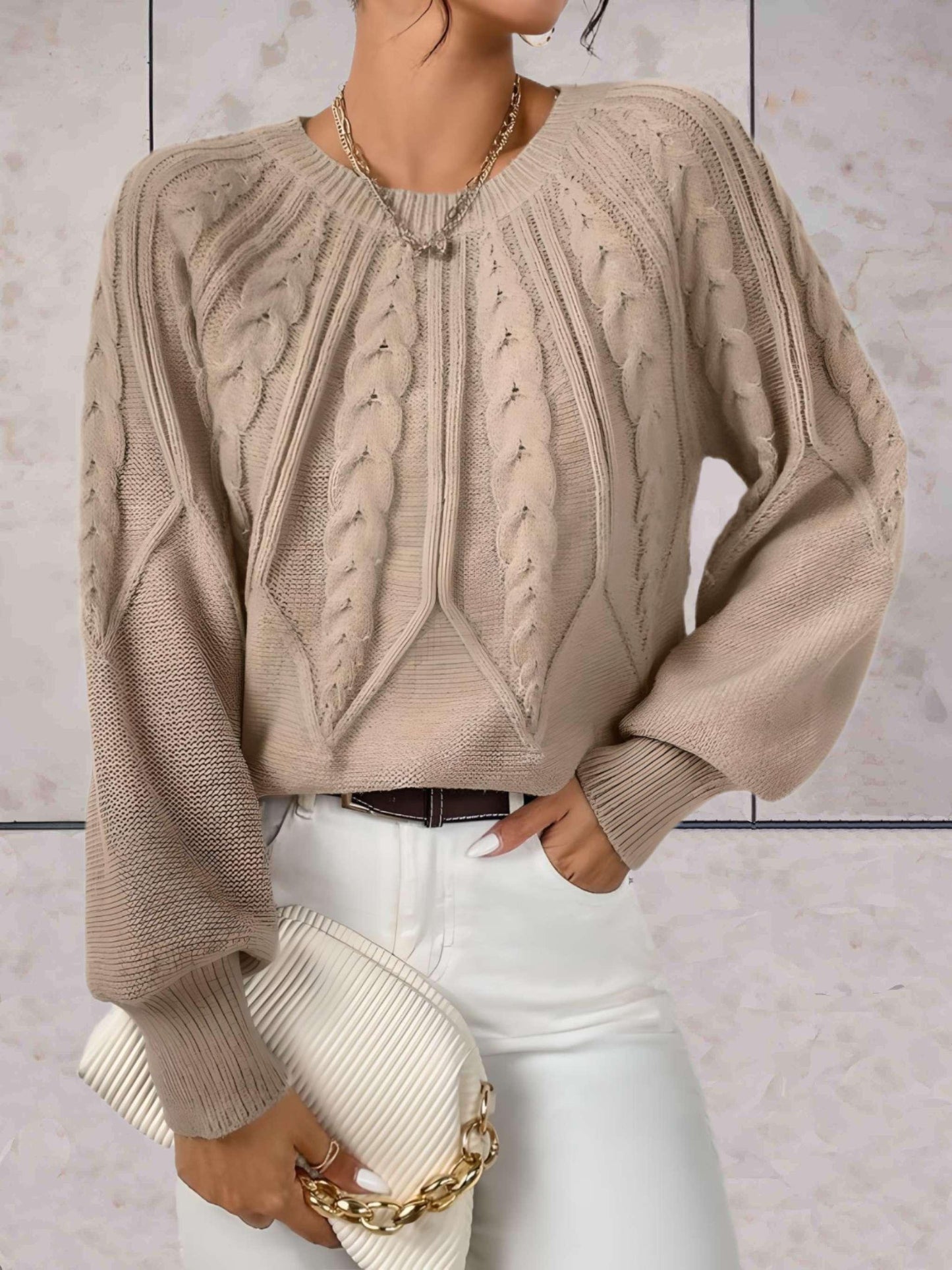 Elliana - Mooi aansluitende gebreide trui met knoopmotieven op voor- en achterpand