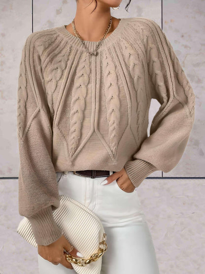 Elliana - Mooi aansluitende gebreide trui met knoopmotieven op voor- en achterpand