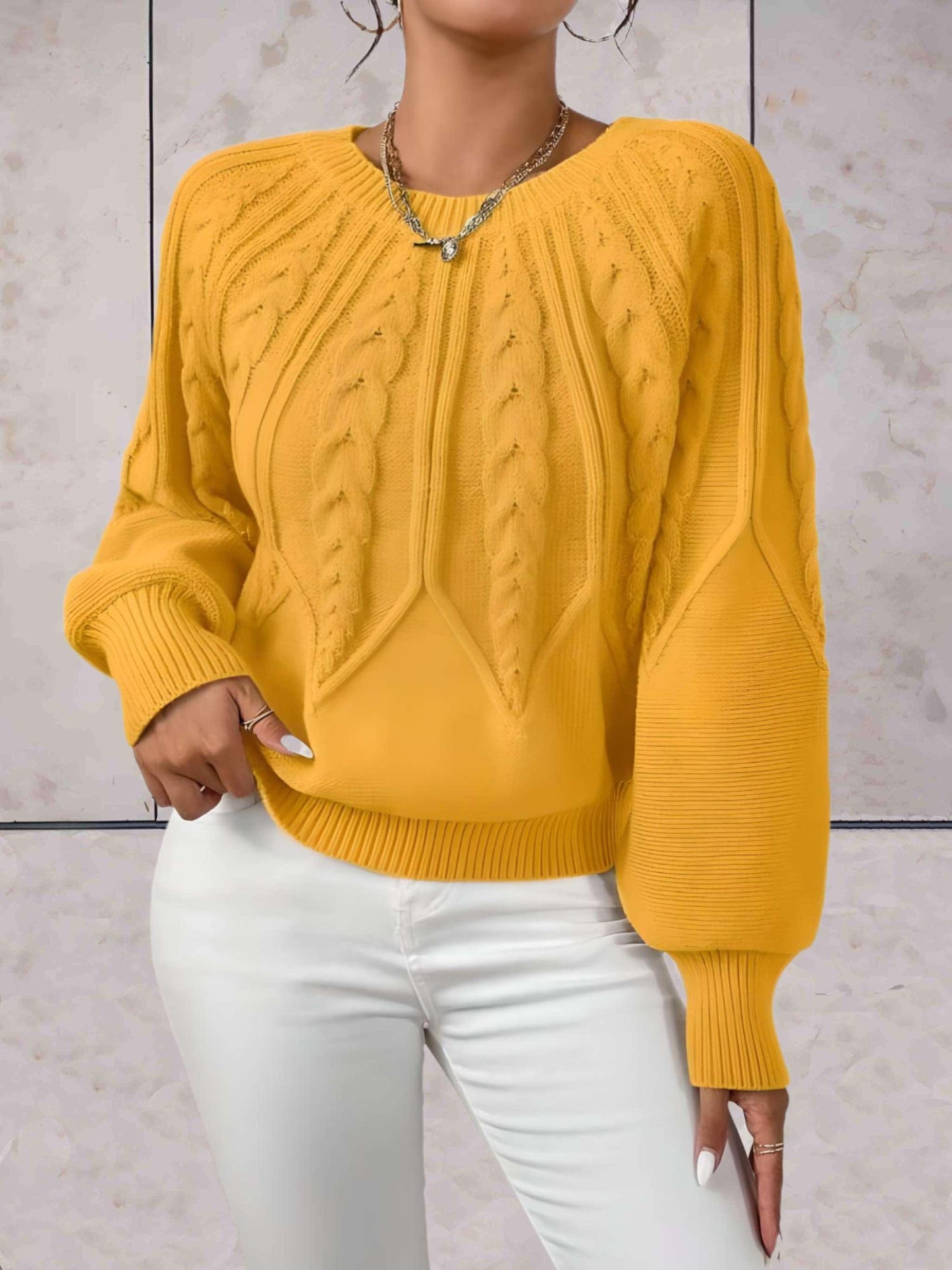 Elliana - Mooi aansluitende gebreide trui met knoopmotieven op voor- en achterpand