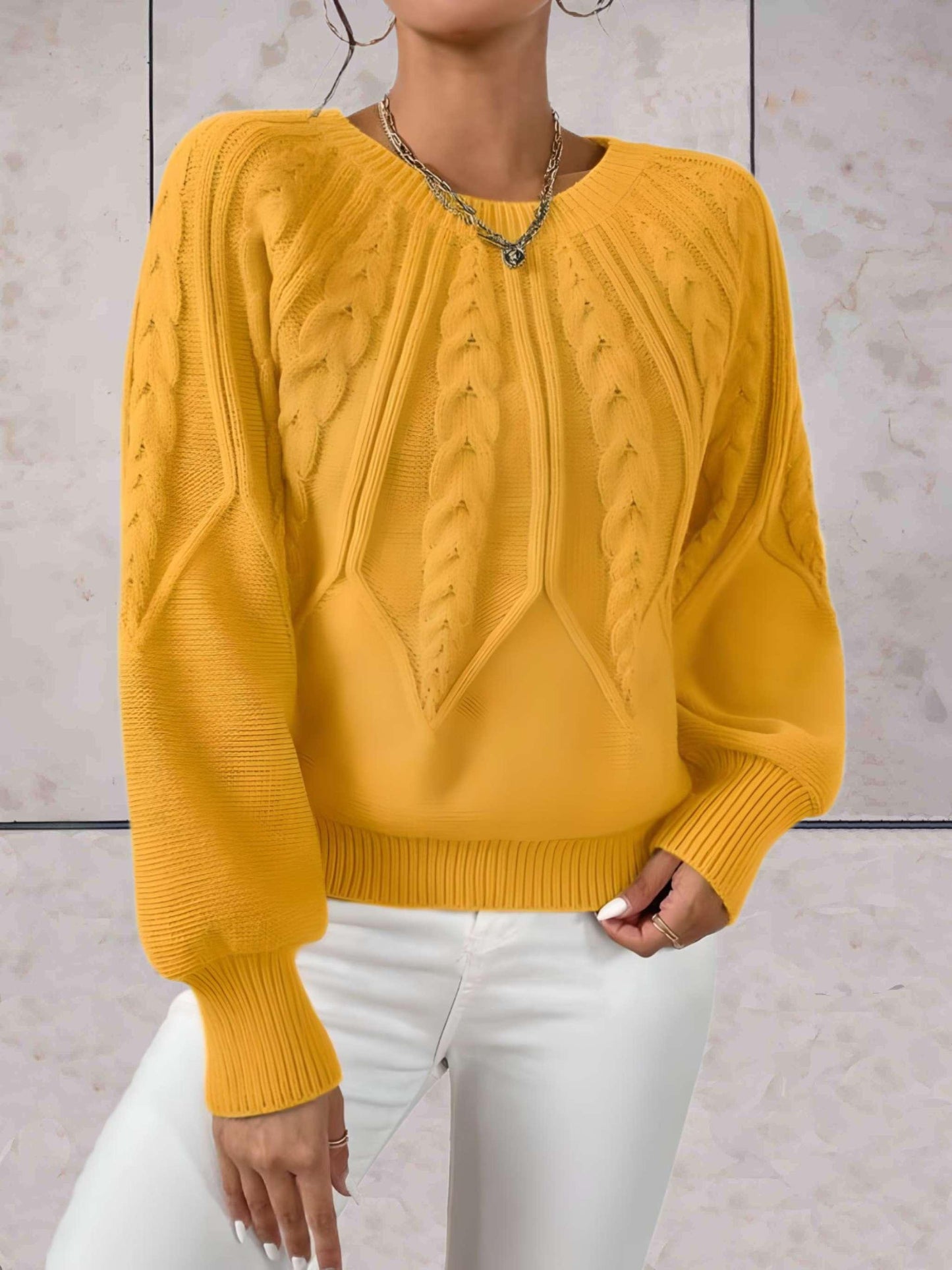 Elliana - Mooi aansluitende gebreide trui met knoopmotieven op voor- en achterpand