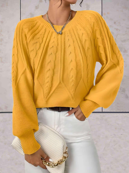 Elliana - Mooi aansluitende gebreide trui met knoopmotieven op voor- en achterpand