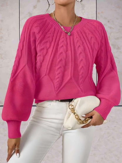 Elliana - Mooi aansluitende gebreide trui met knoopmotieven op voor- en achterpand