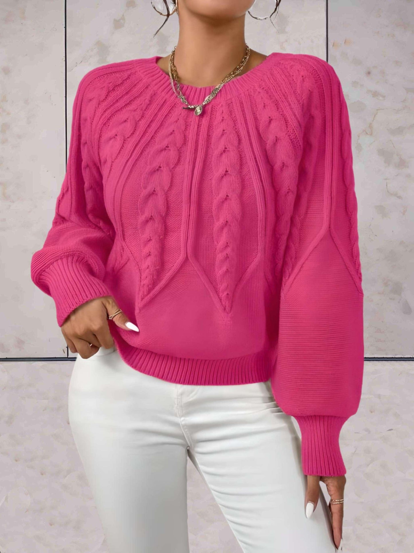 Elliana - Mooi aansluitende gebreide trui met knoopmotieven op voor- en achterpand