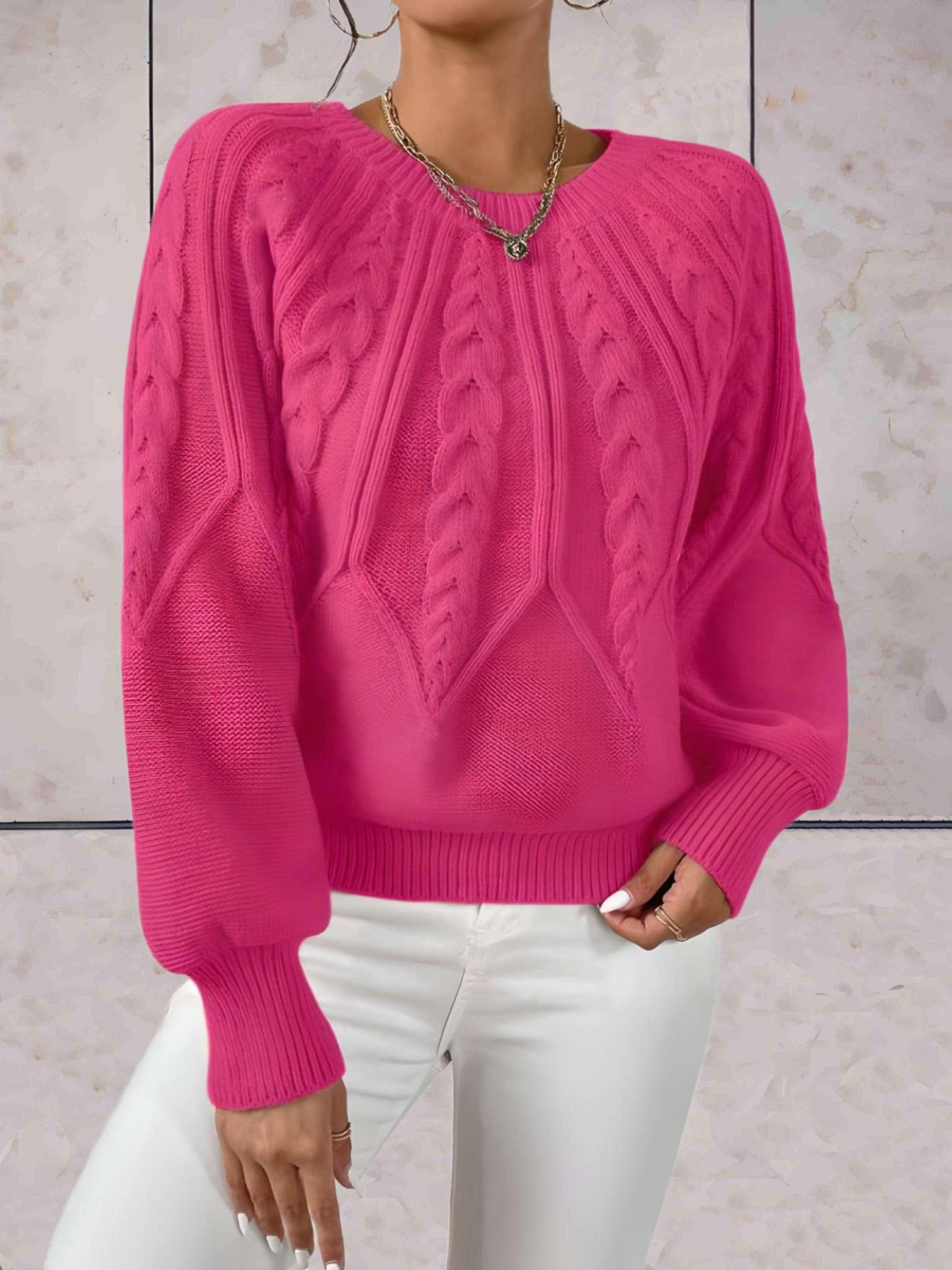 Elliana - Mooi aansluitende gebreide trui met knoopmotieven op voor- en achterpand