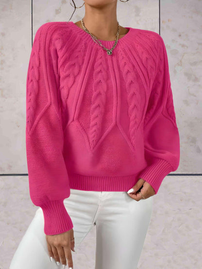 Elliana - Mooi aansluitende gebreide trui met knoopmotieven op voor- en achterpand