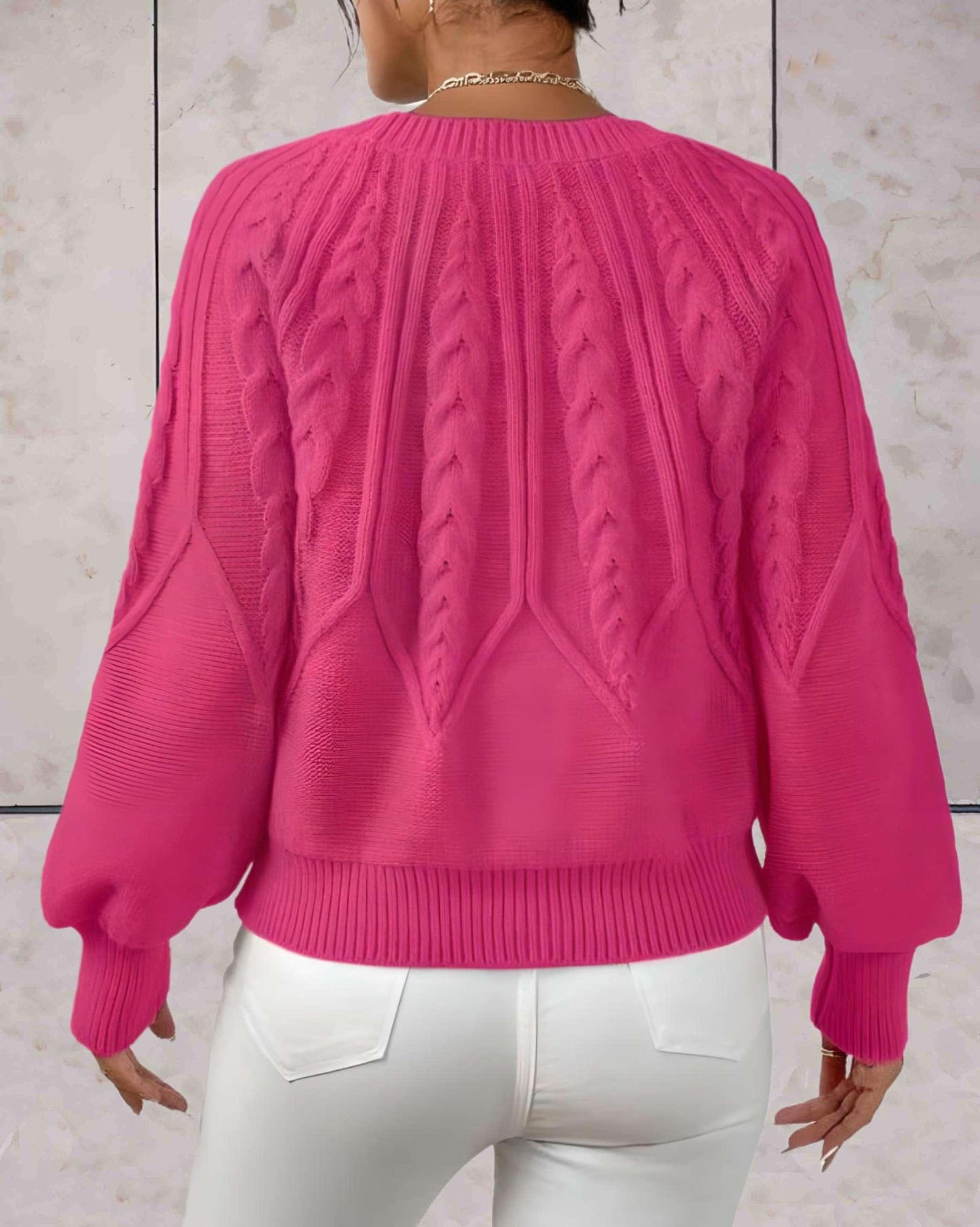 Elliana - Mooi aansluitende gebreide trui met knoopmotieven op voor- en achterpand