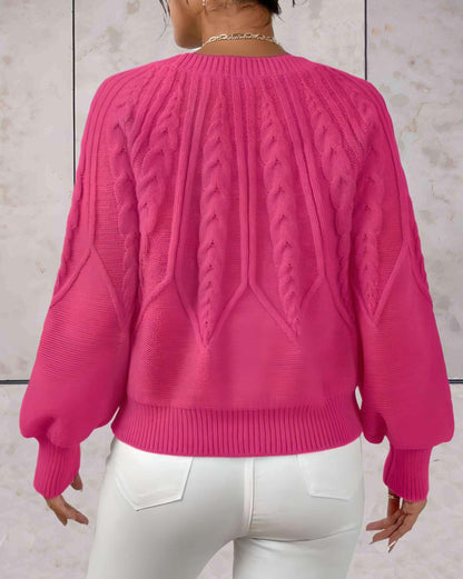 Elliana - Mooi aansluitende gebreide trui met knoopmotieven op voor- en achterpand