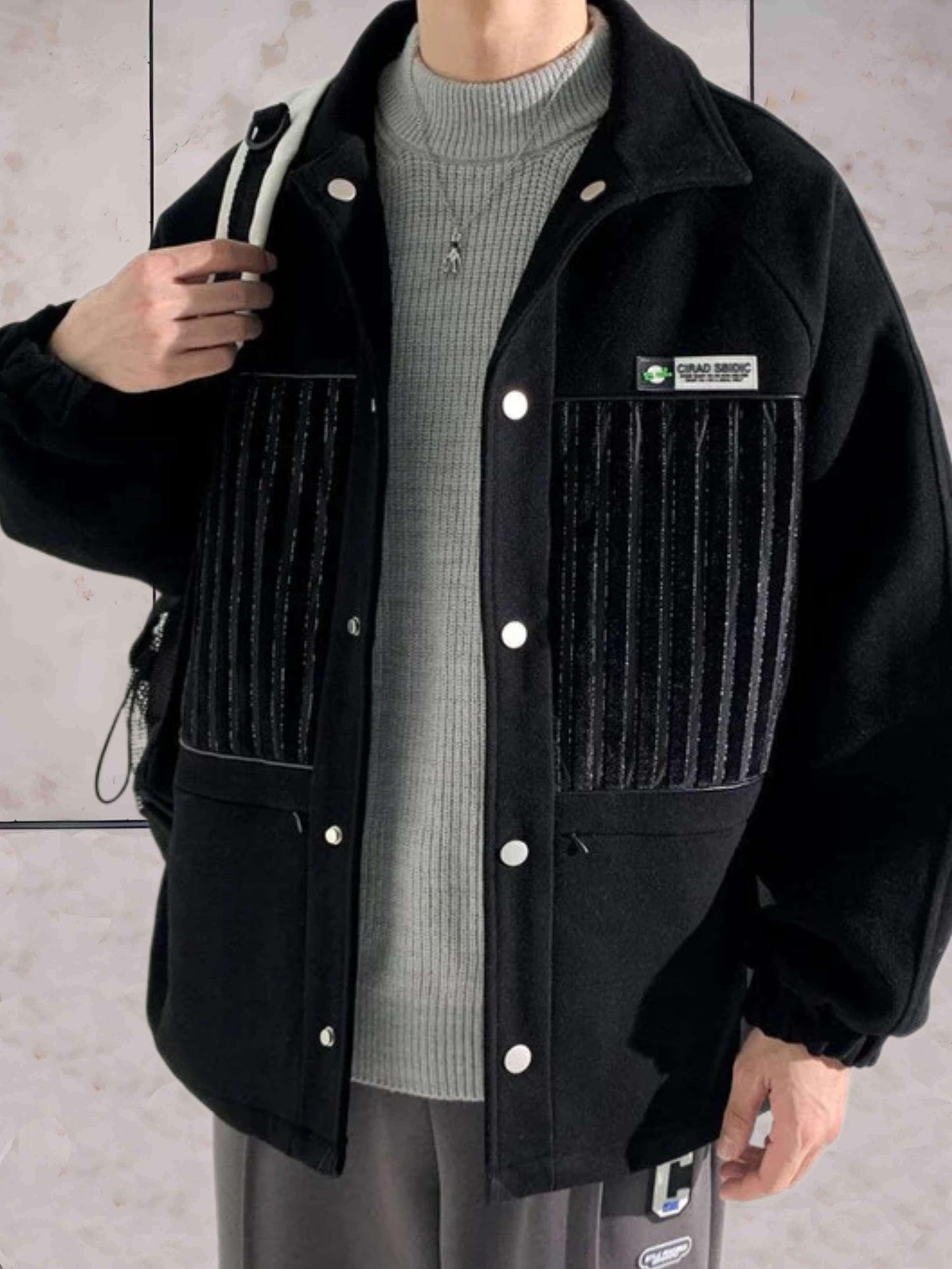 Ethan - Eenvoudig effen jasje met kousenband op de mouw en knoopsluiting