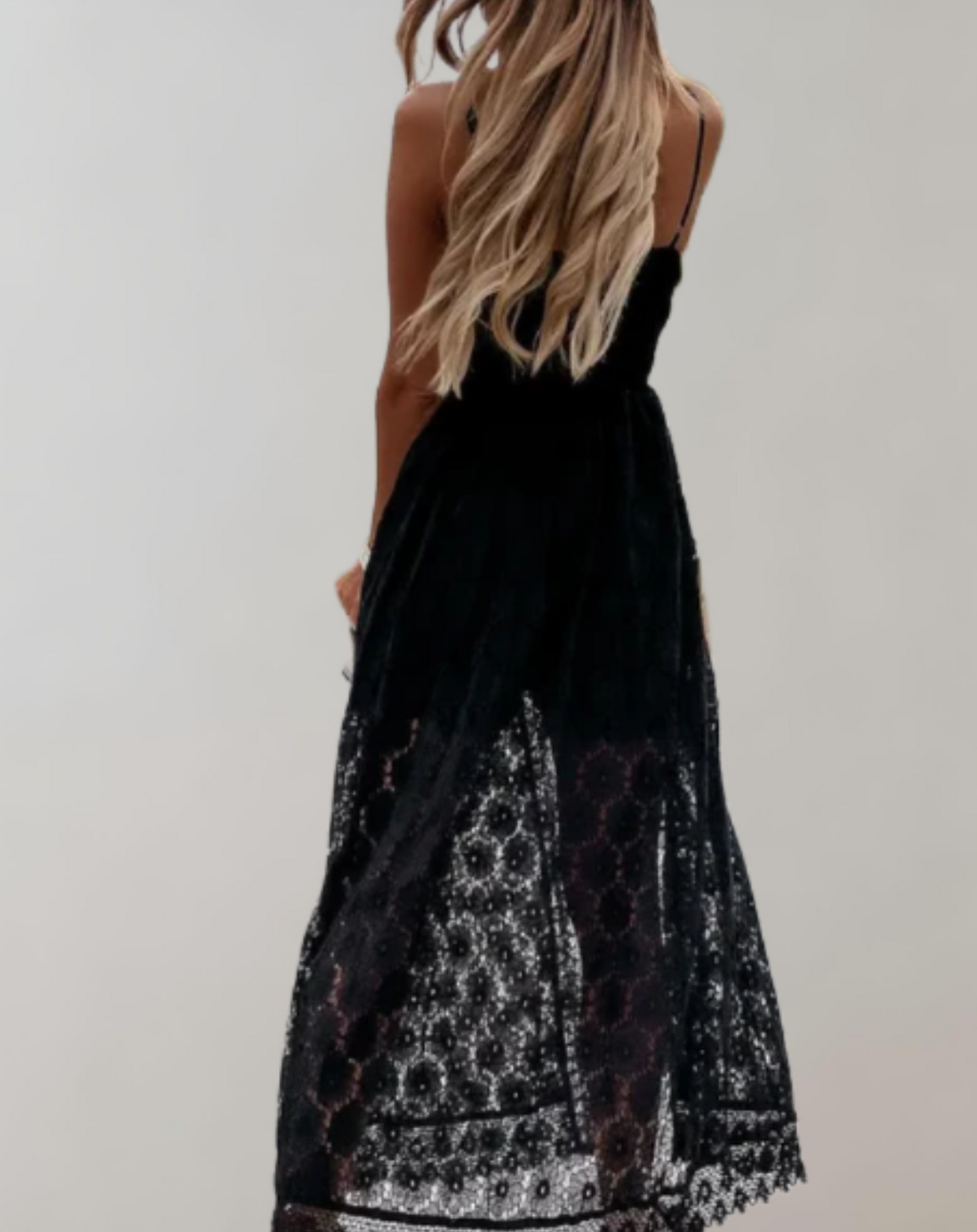 Everlee | Jumpsuit van kant met spaghettibandjes, korte broek aan de binnenkant en split naar beneden in het midden