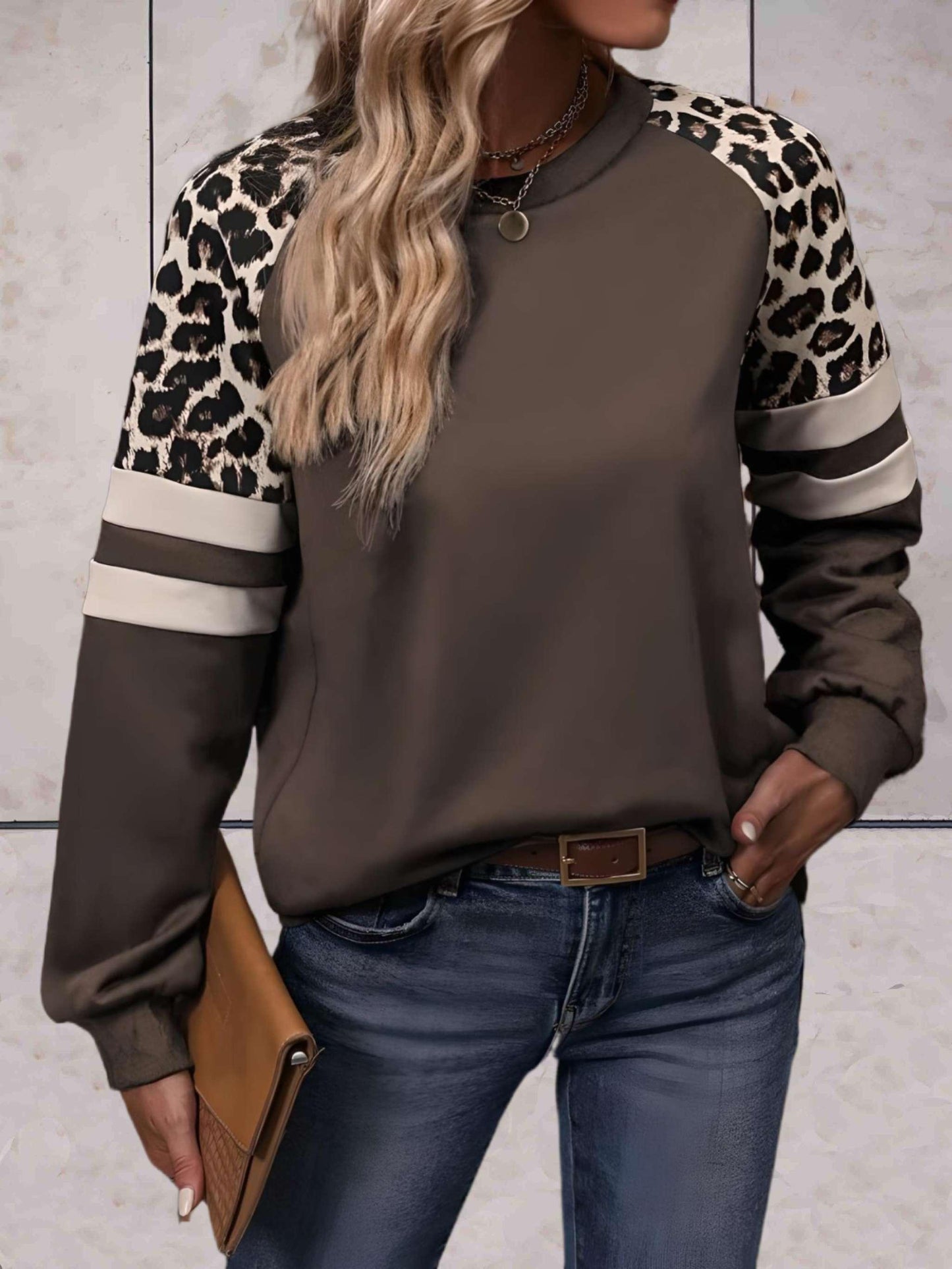 Ezra - Mooi aansluitende sweater met luipaardprint op de mouwen