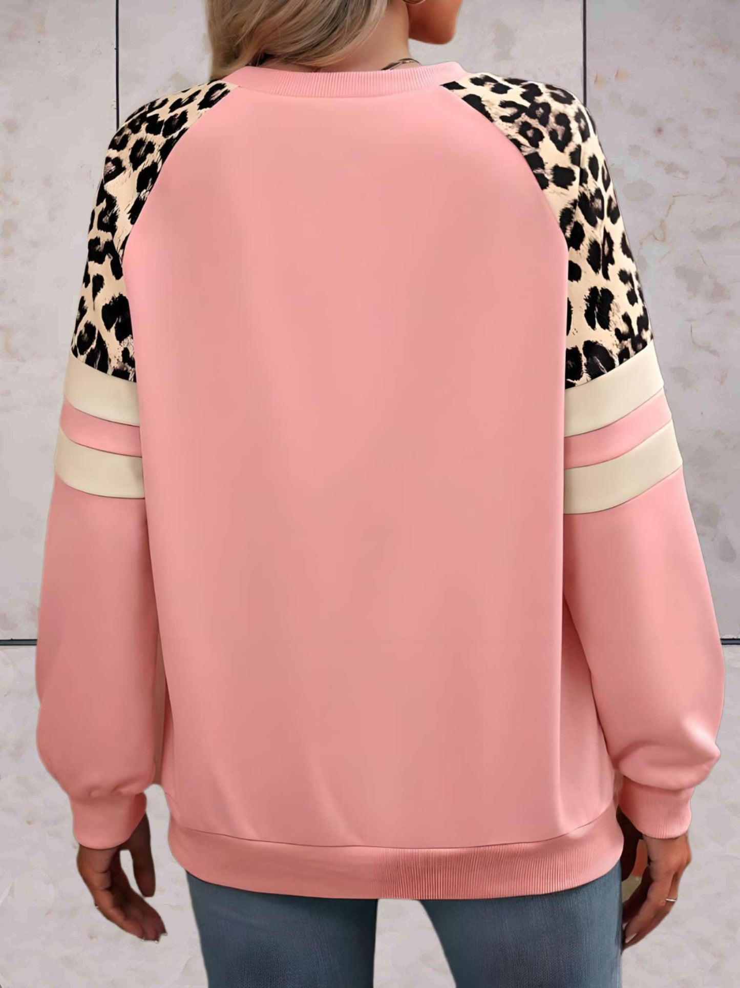 Ezra - Mooi aansluitende sweater met luipaardprint op de mouwen