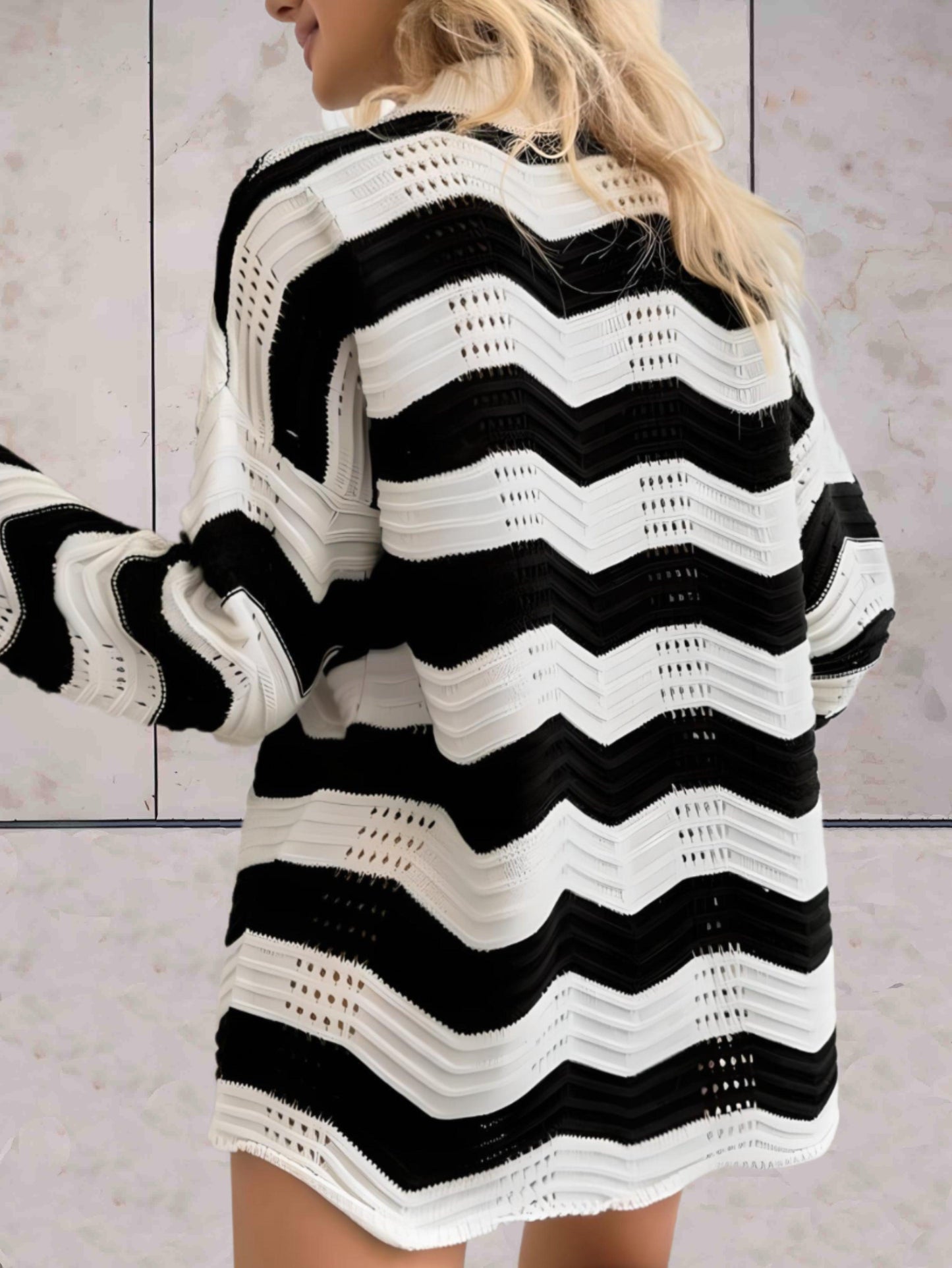 Jessica - Zwart-witte oversized en lange coltrui met stippenmotieven