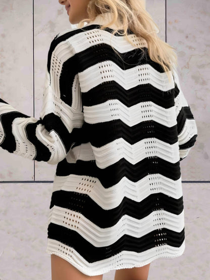 Jessica - Zwart-witte oversized en lange coltrui met stippenmotieven