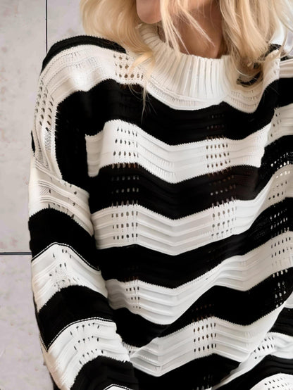 Jessica - Zwart-witte oversized en lange coltrui met stippenmotieven