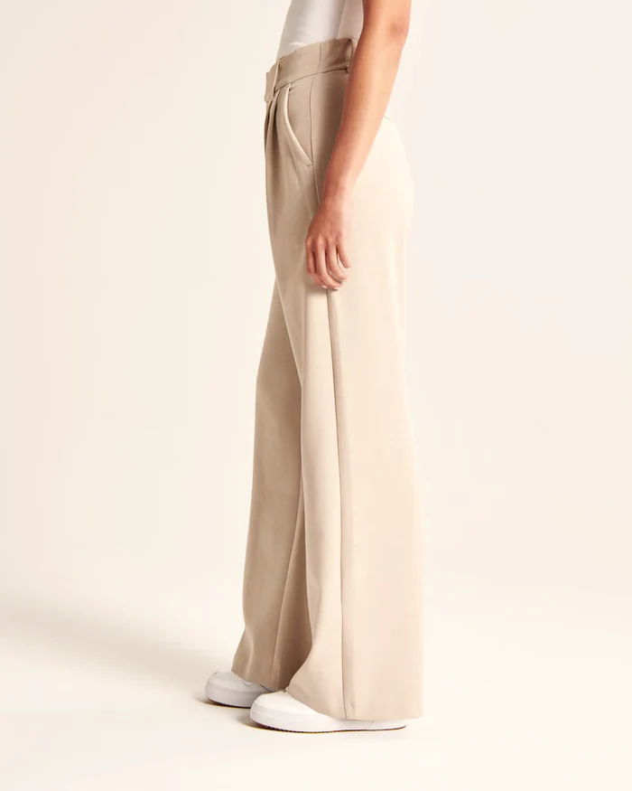 Joycelyn - Getailleerde broek met wijde pijpen in beige