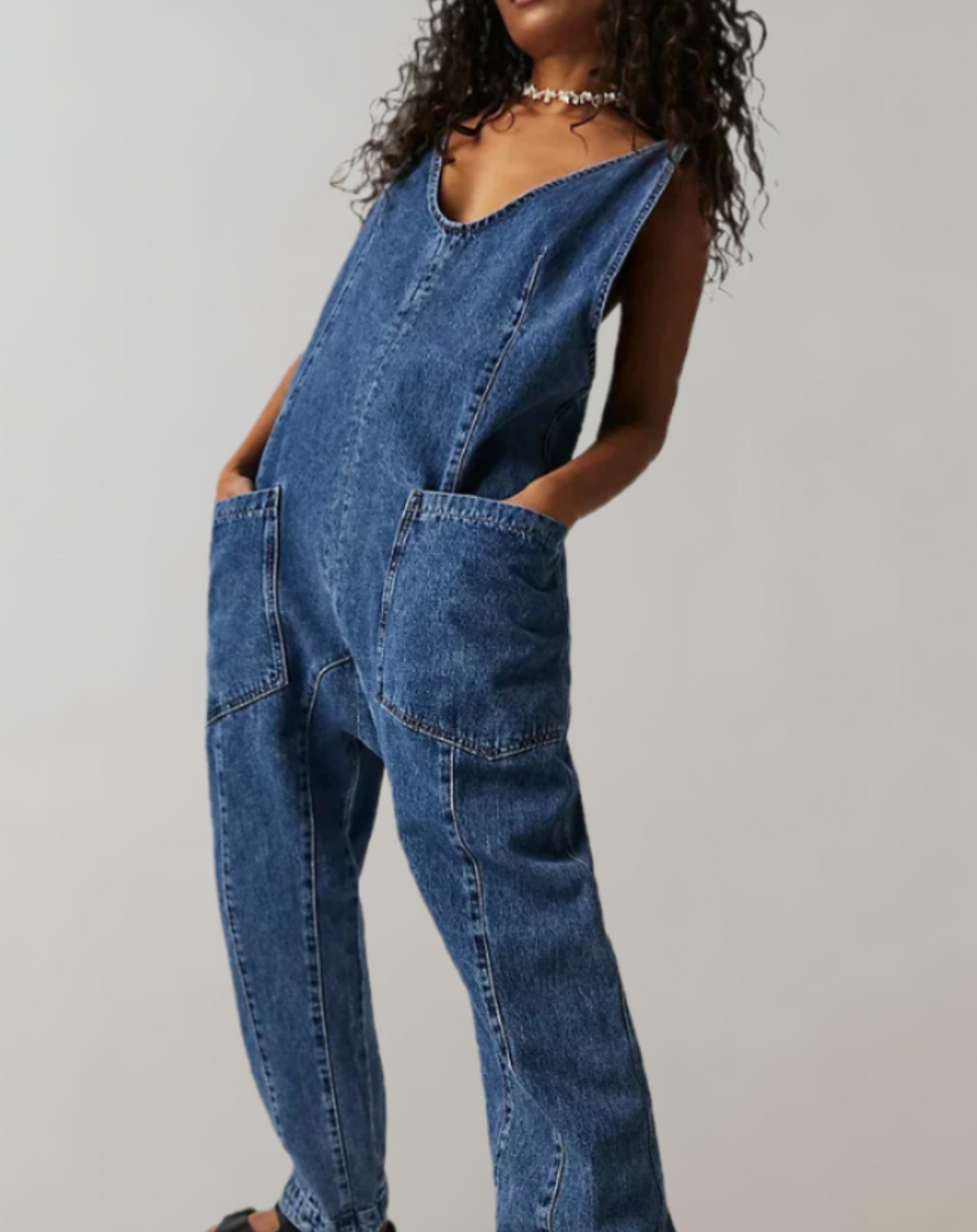 Keziah | Denim mouwloze jumpsuit met een diepe V-hals en meerdere zakken broek