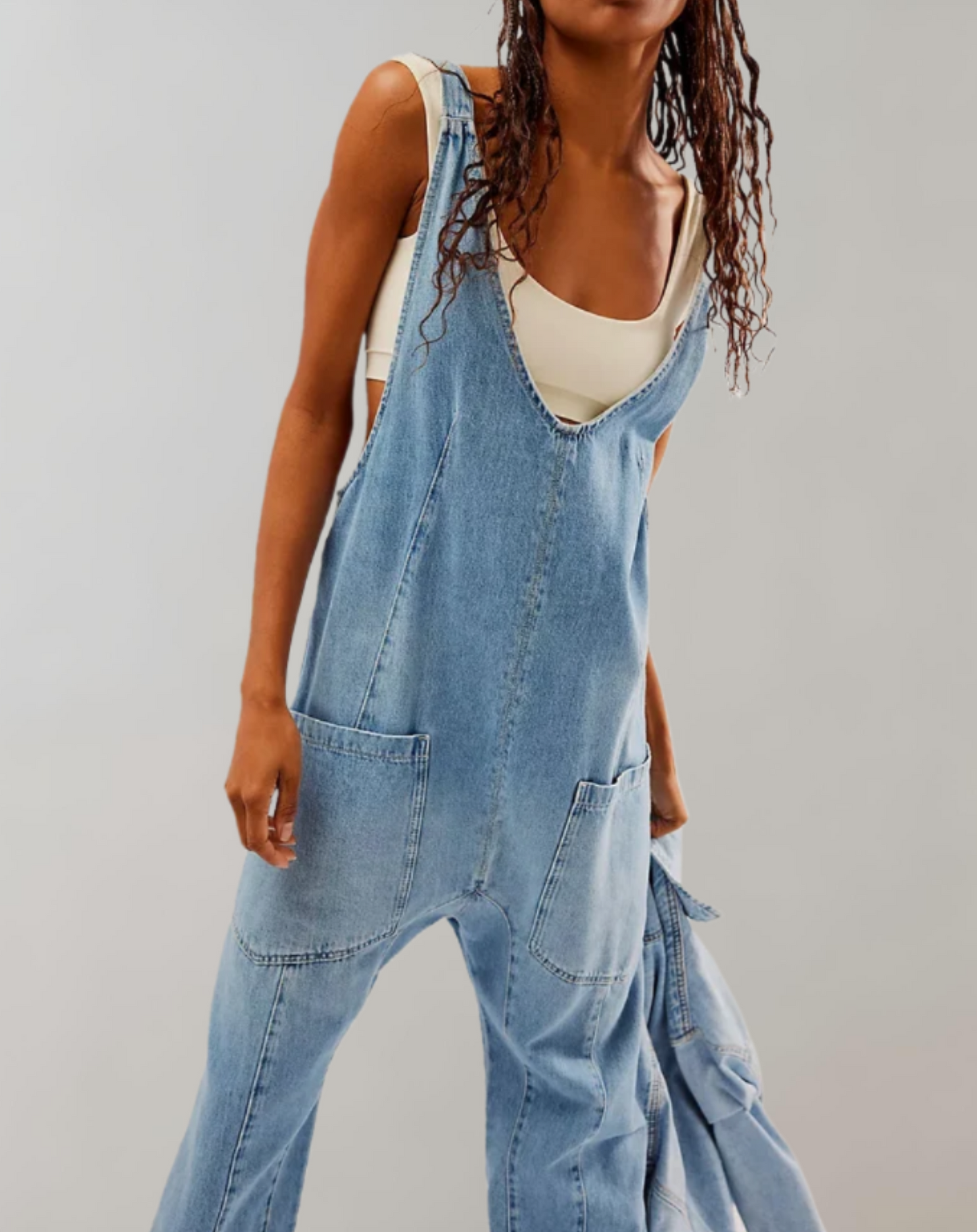 Keziah | Denim mouwloze jumpsuit met een diepe V-hals en meerdere zakken broek