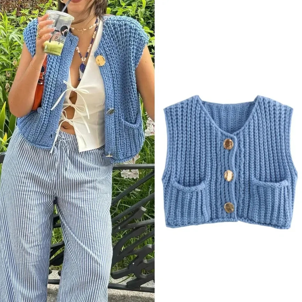 Alida Kort Vest | Gebreid damesvest met gouden knopen