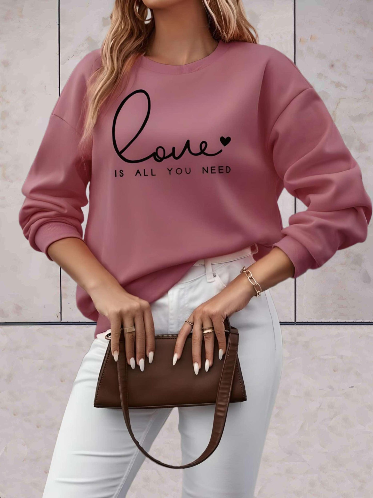 Madison -  Lange trui met liefde is alles wat je nodig hebt statement design vooraan