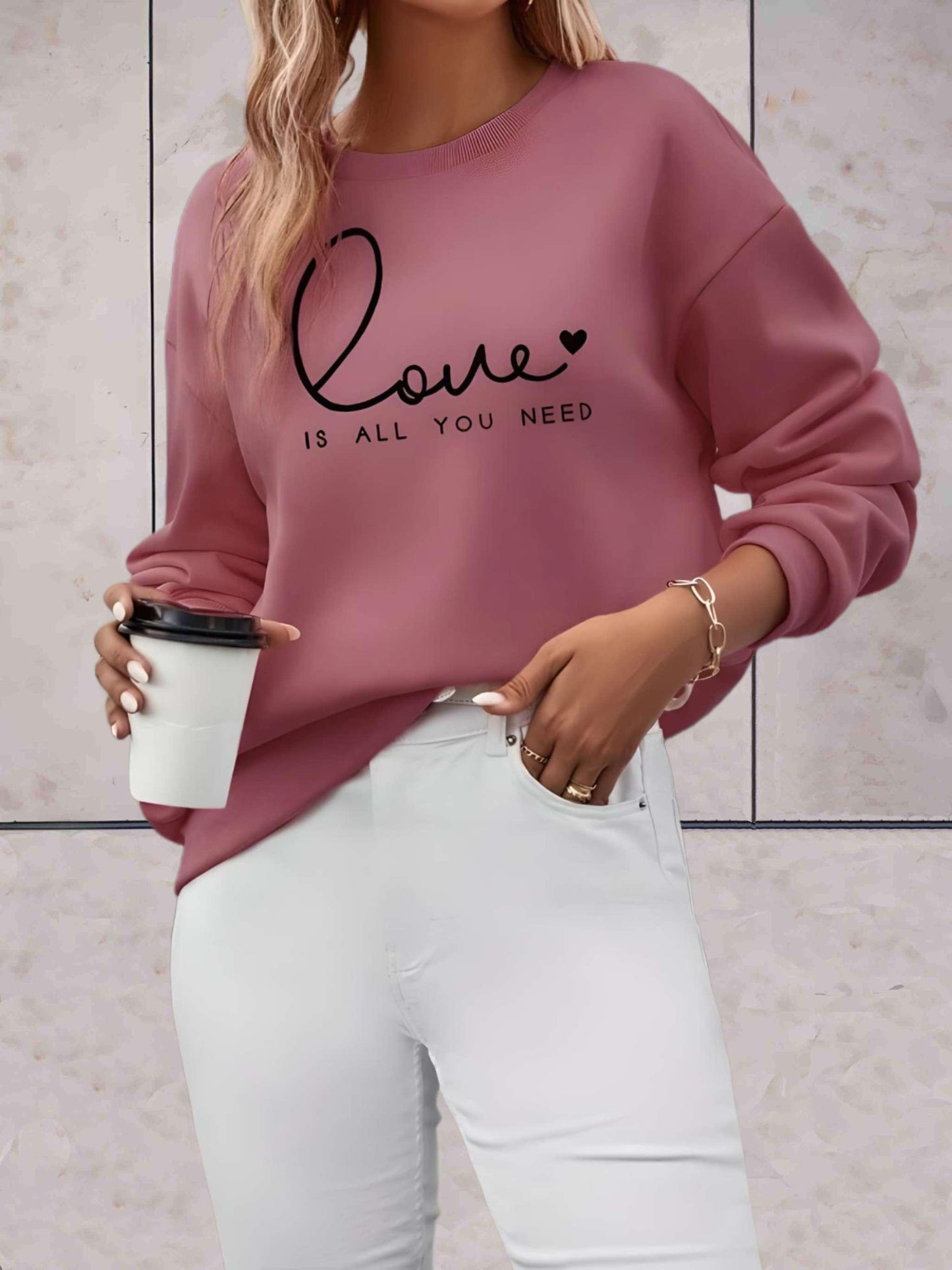 Madison -  Lange trui met liefde is alles wat je nodig hebt statement design vooraan