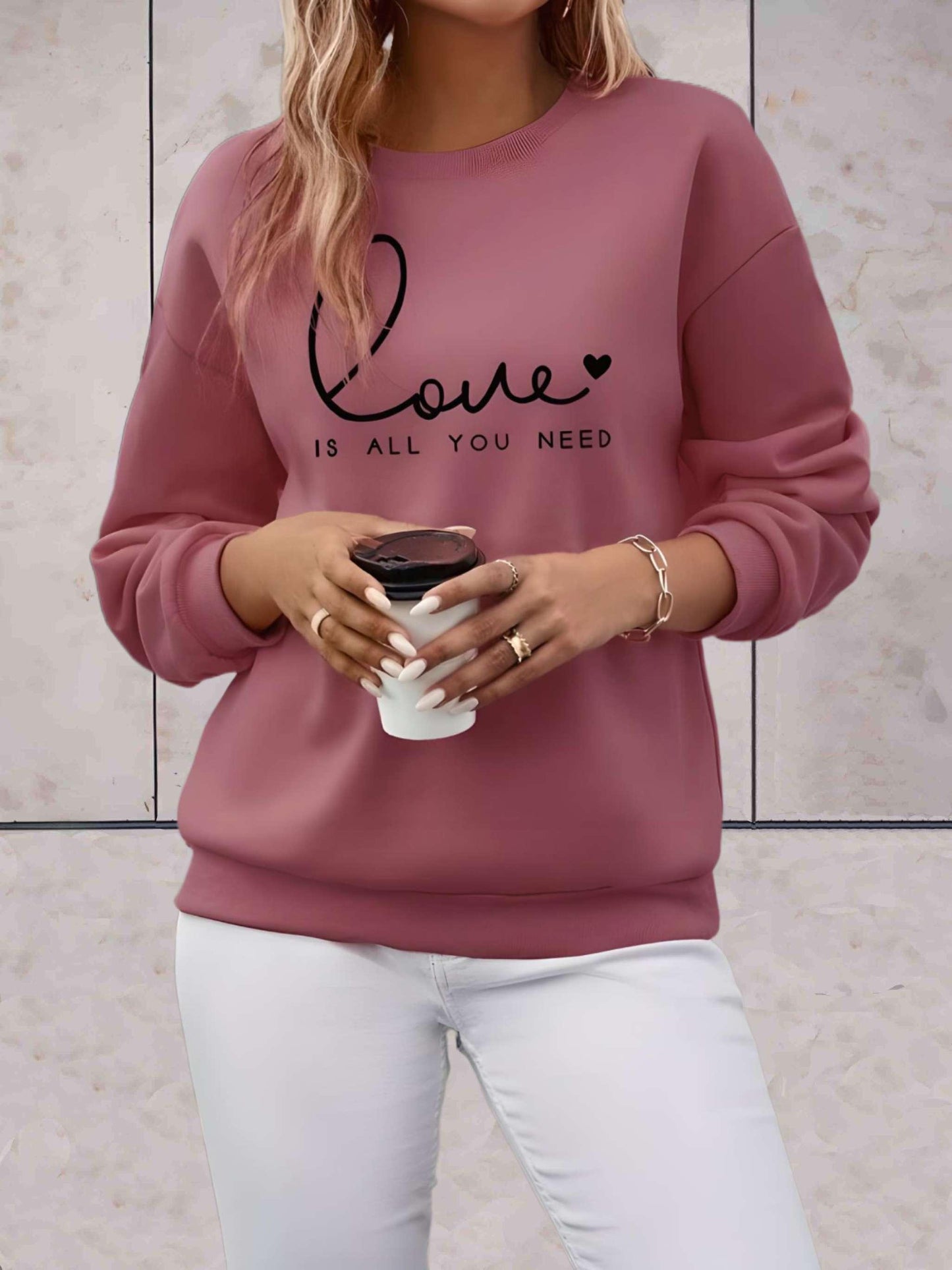 Madison -  Lange trui met liefde is alles wat je nodig hebt statement design vooraan