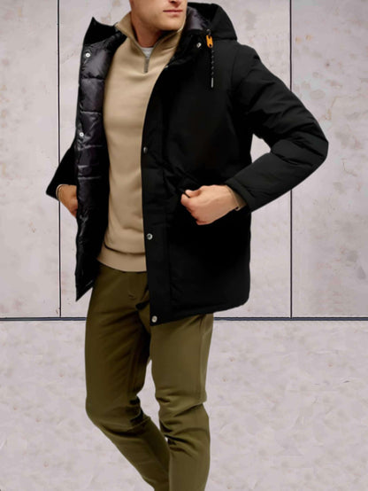 Marlou - dikke en warme zwarte jas met capuchon, hoge halslijn met combinatie van knoop- en ritssluiting