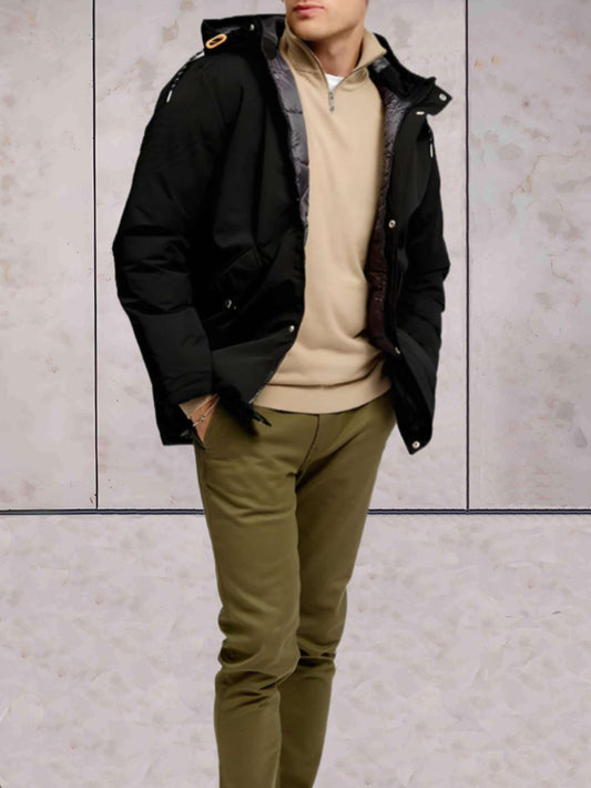 Marlou - dikke en warme zwarte jas met capuchon, hoge halslijn met combinatie van knoop- en ritssluiting