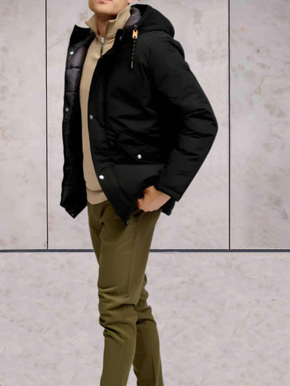 Marlou - dikke en warme zwarte jas met capuchon, hoge halslijn met combinatie van knoop- en ritssluiting